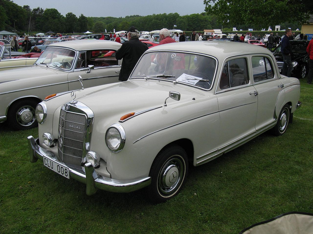 1954年奔驰基于w187推出了代号w180的奔驰220a车型,其沿用了奔驰w187