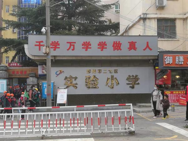 郑州小学生起诉教育局案开庭审理，“就近入学”是否等同于“最近入学”？