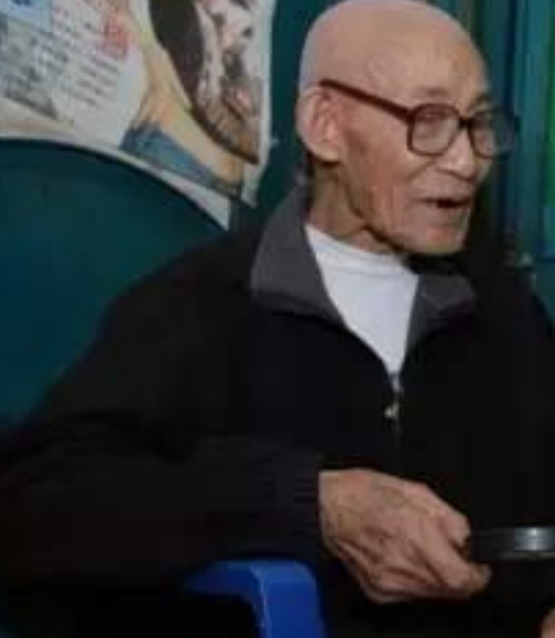重庆83岁老人相亲结婚，收到证书时发现，新娘竟然取消了60年前的配合