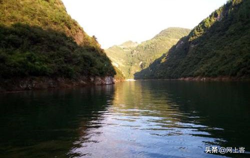 万里长江横渡，极目楚天舒
