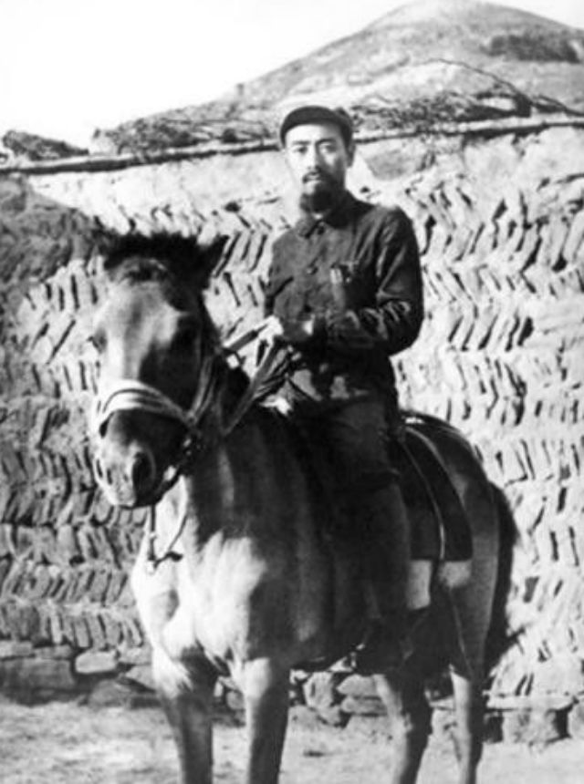 新中国成立后，为何刘伯承要放弃总参谋，选择当军事学院院长？