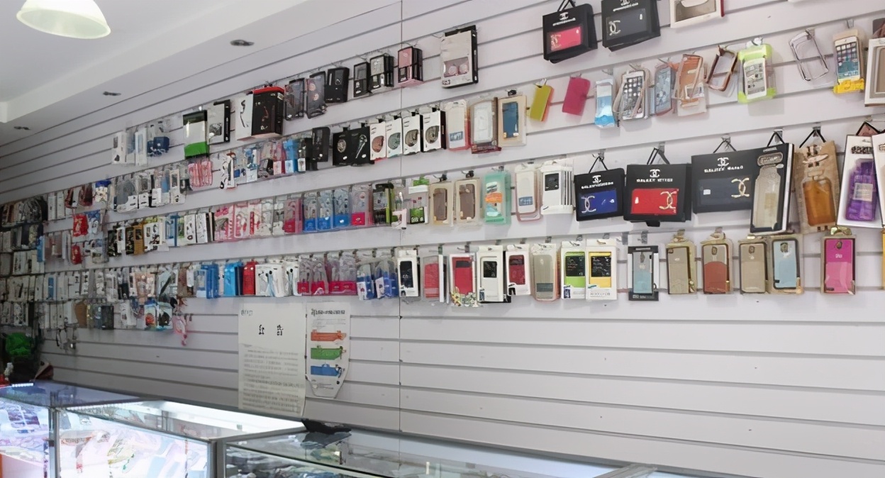 我靠摆摊贴手机膜2年开3家店，别人都说一本万利，其实全靠媳妇