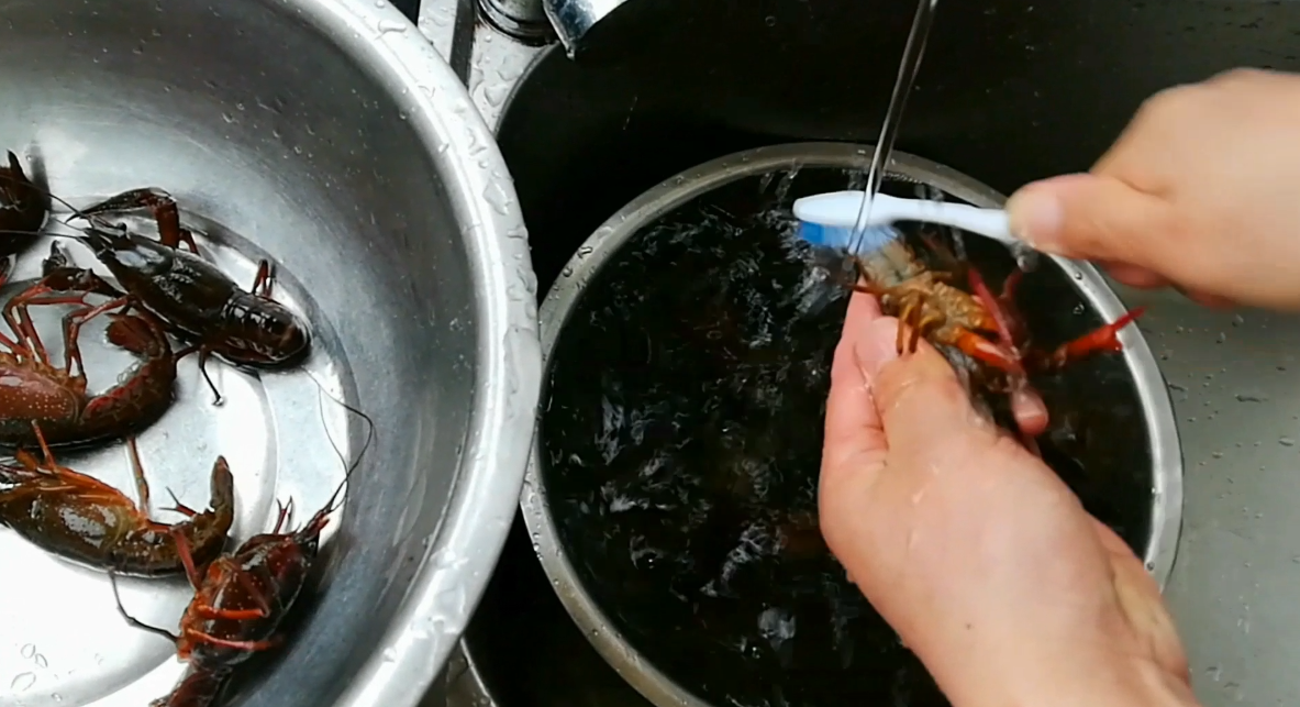 蛋黄龙虾怎么做（教你如何在家制作咸蛋黄焗龙虾）