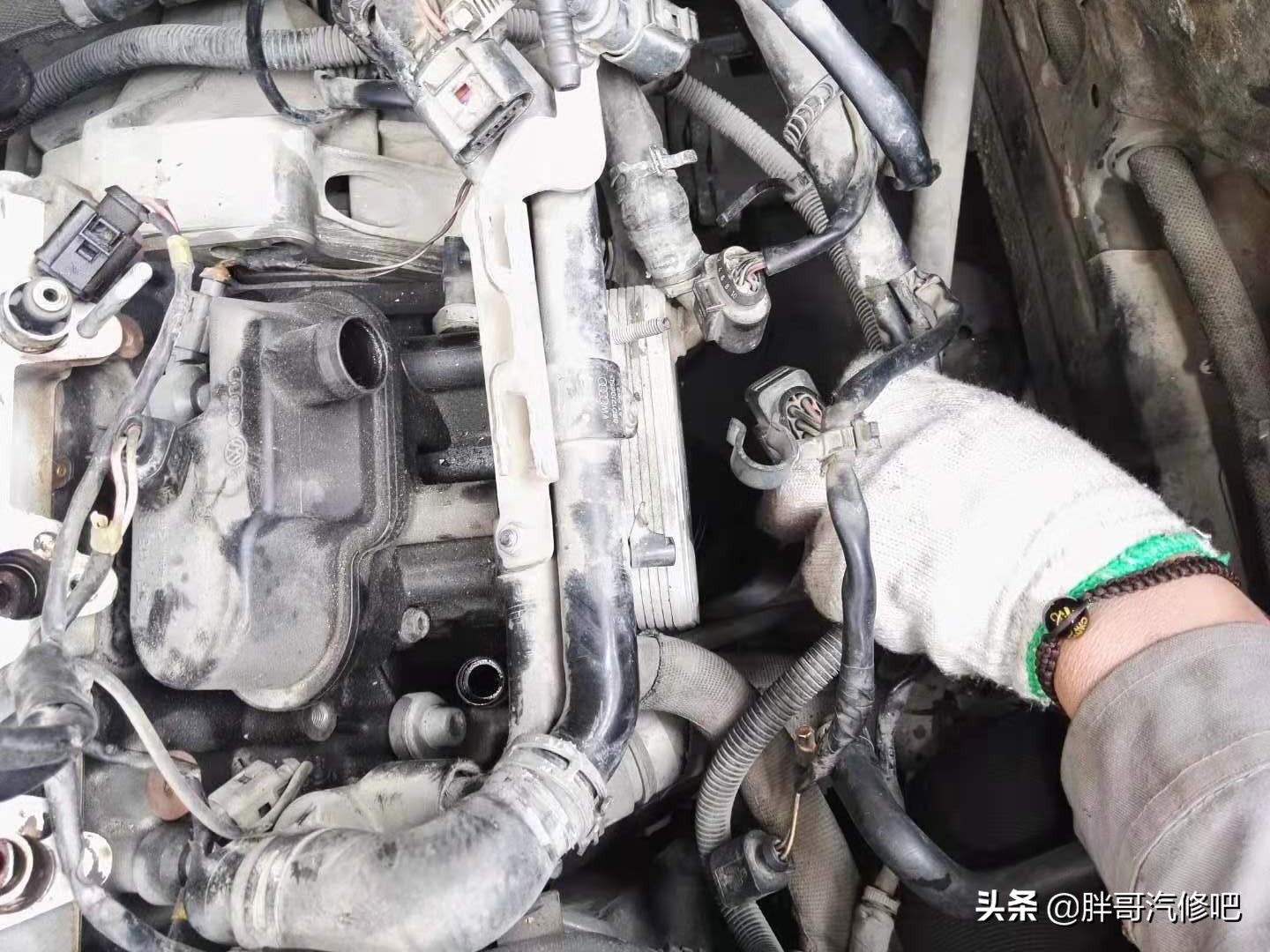 奥迪A6L发动机抖动漏油，胖哥清洗高压喷油嘴，更换机油散热垫