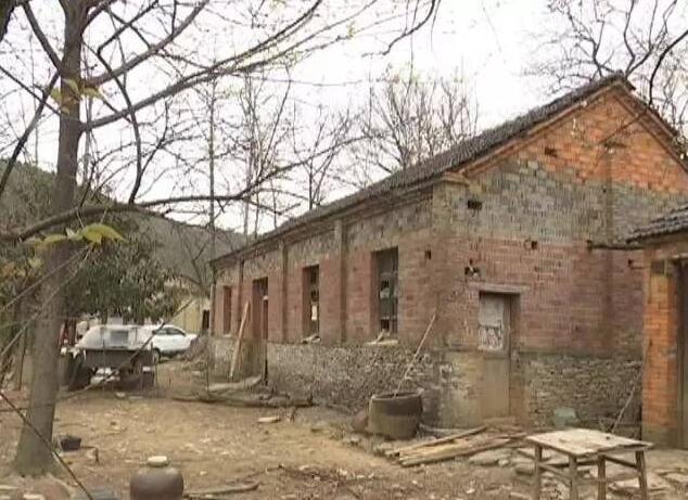 村里五保户去世，他的承包地和宅基地该归谁？两种情况有两种归属