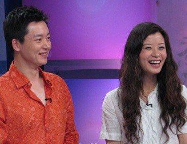 刘奕君结婚很早,第一任太太是高级白领,独立聪明,两人经人介绍认识