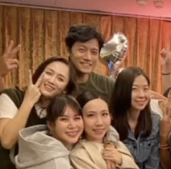 陈乔恩携男友聚会，腰粗腿壮呈现幸福肥，靠在艾伦身前很甜蜜