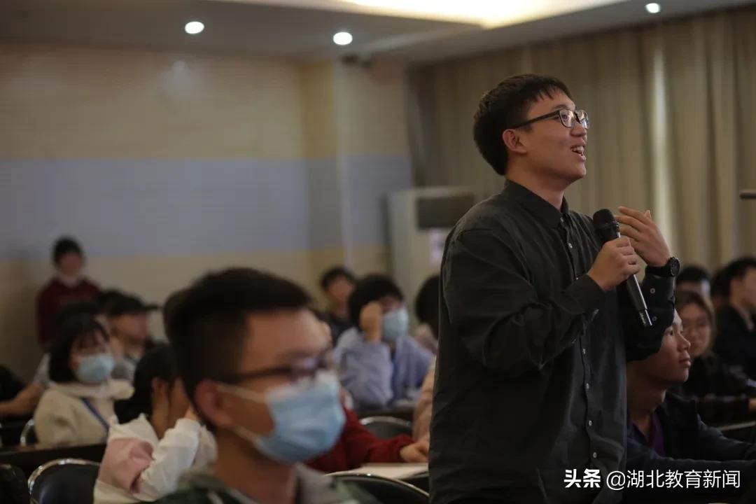 “生命摆渡人”汪勇竟向学生们展示自己的“朋友圈”？这堂大思政课太活了