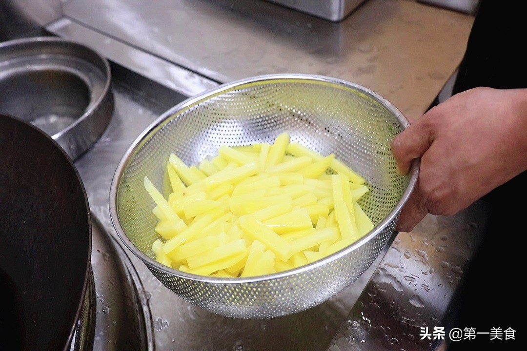炸薯条的做法最简单家常做法（酥脆可口不回软炸薯条做法）