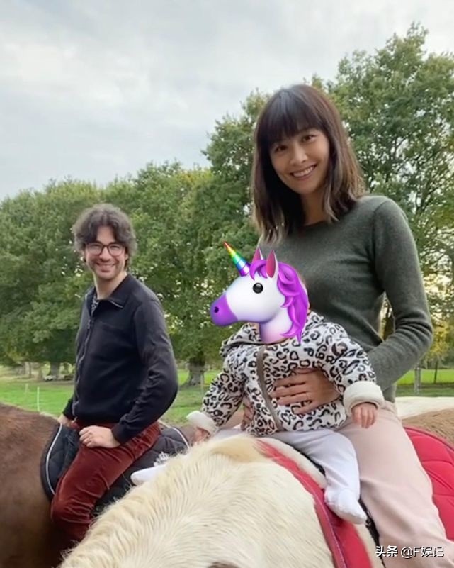 陈法拉带女儿在街上闲逛 坐在婴儿车上的女儿伸出小手拉着妈妈