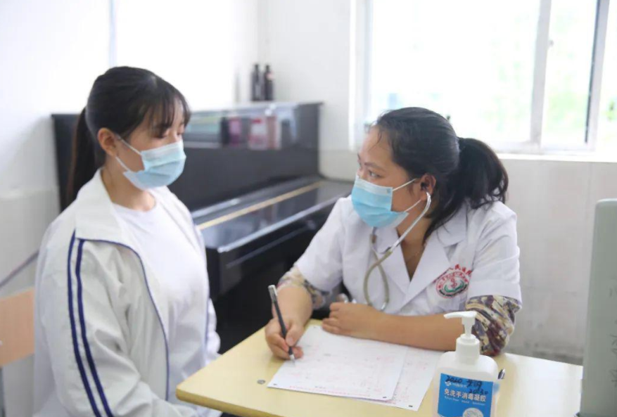 高考体检要“脱光光”？学生的无知闹出乌龙，有人吓成表情包