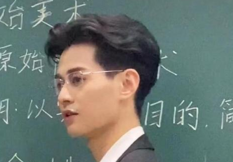 这位杭州大学的男老师红了，只因神似任嘉伦，每天被学生围观