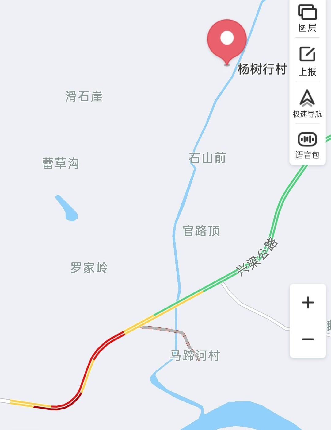 这难以置(拉面哥抢了大衣哥的风头？一方门庭若市，一方略显冷清)