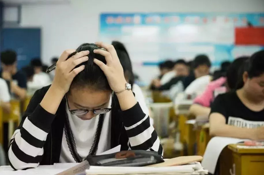 高考500分竟“无缘本科”，文理分数线相差100分，文科比理科简单