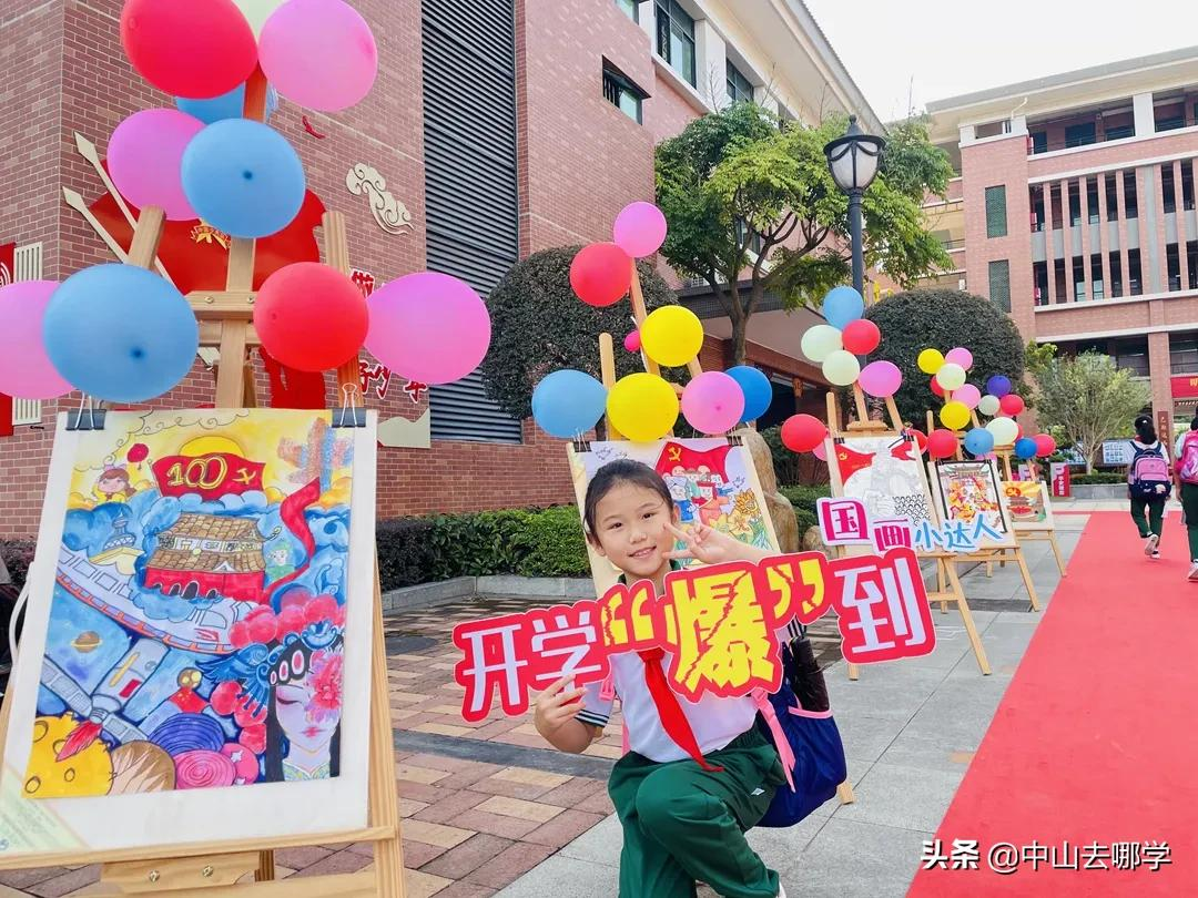 开学啦！现场多图预警：妈趴窗，爹爬墙，脸贴地！场面过于欢乐