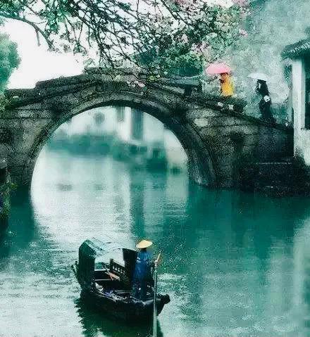 人在江南,坐上乌篷船,"一去二三里,烟村四五家.