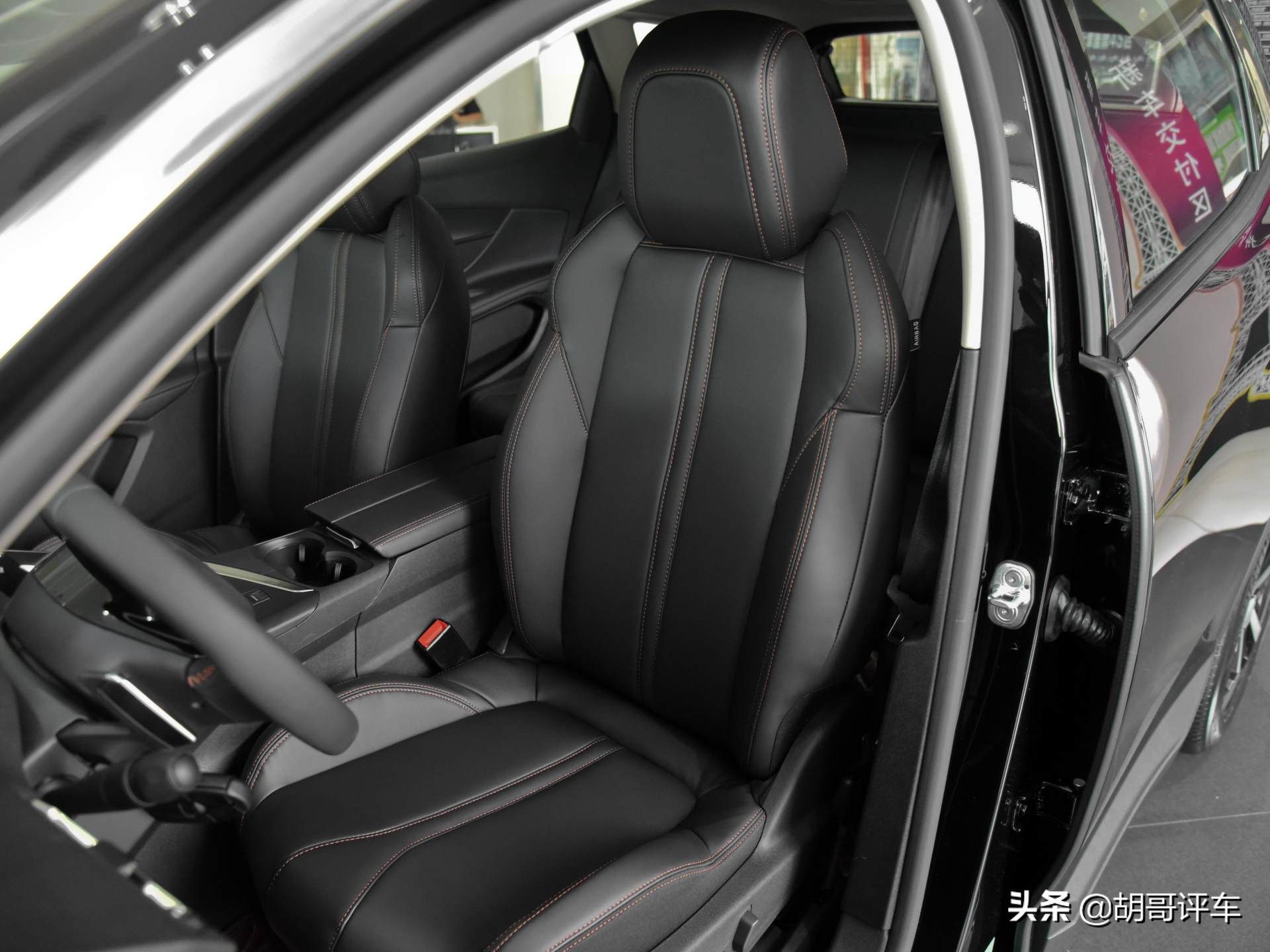 开着坐着都舒服的合资SUV，油耗6.2L，实拍标致4008