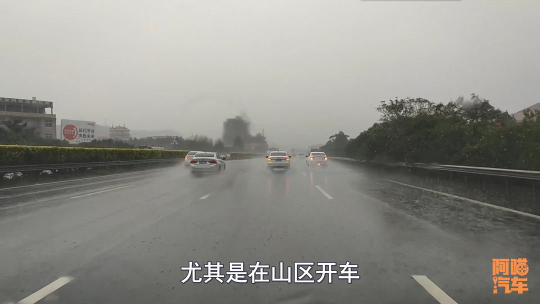 新车为何把前雾灯给减配了？厂家是节省了成本，可良心一块也省了