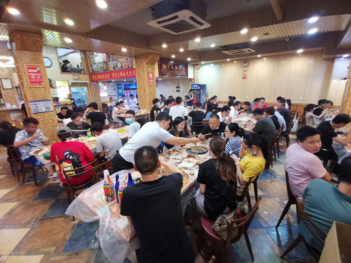 四川男人开火锅店，利用“一次免单”，一年狂赚200万，值得学习