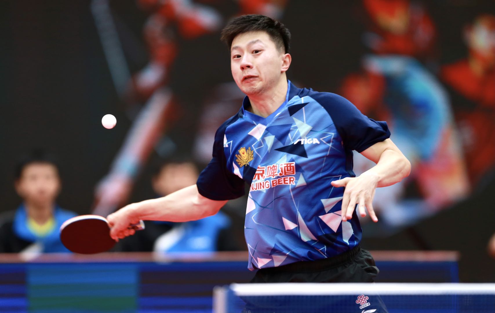 首盘比赛马龙对阵于子洋,马龙抢先发动,首局迅速取得8:3领先,于子洋一