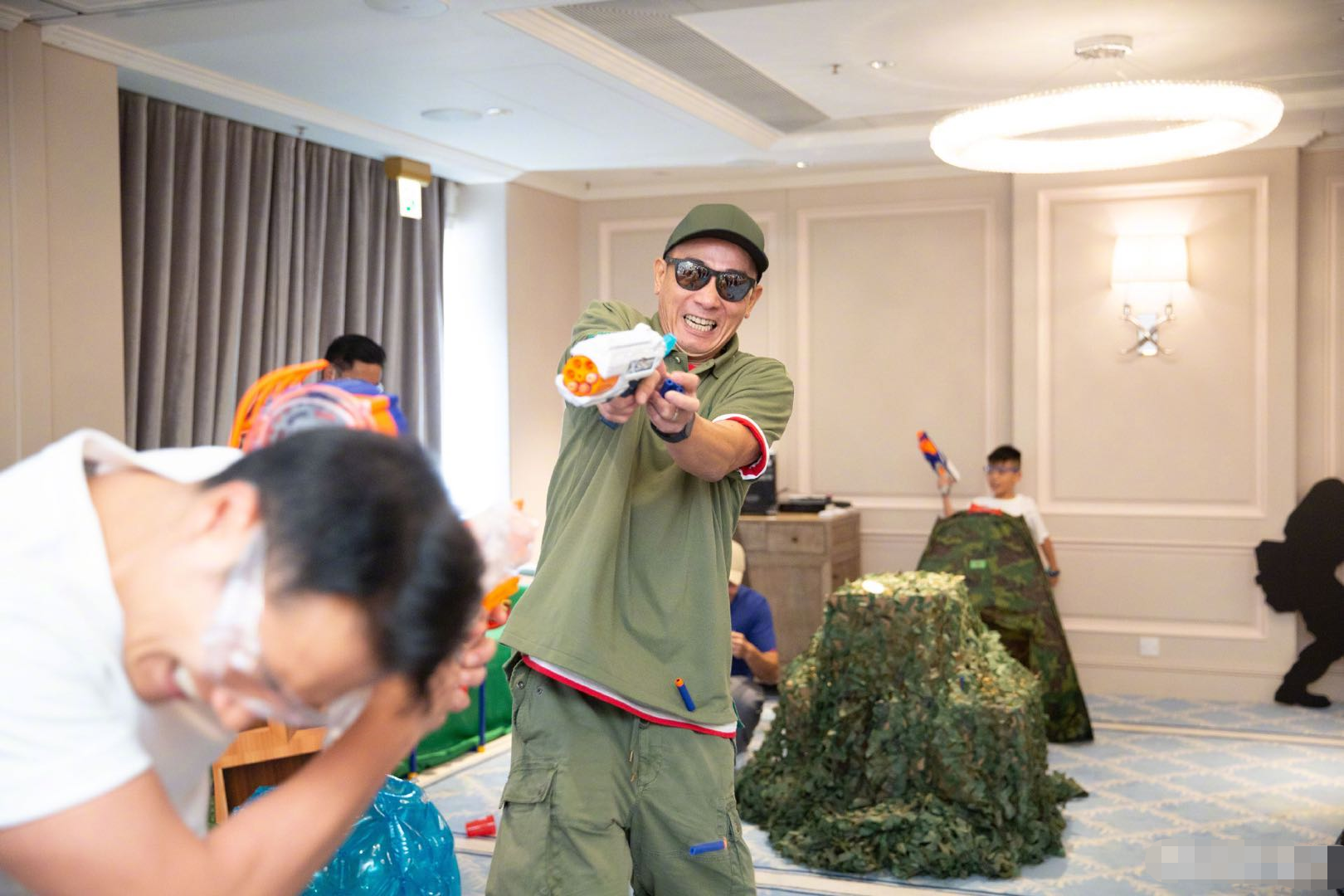 陈小春豪宅内景意外曝光，家中摆放帐篷假山，装修豪华似小游乐场