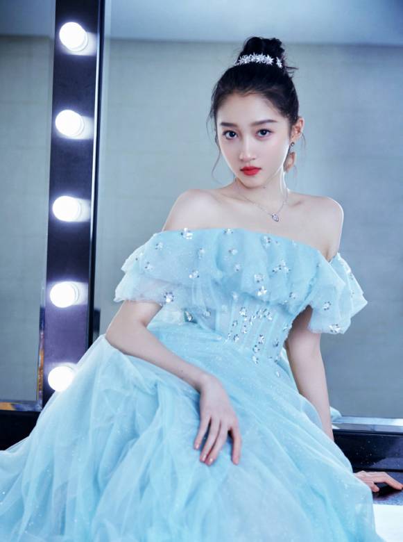 关晓彤微博发文：幸好，曾经的我爱过年少的你