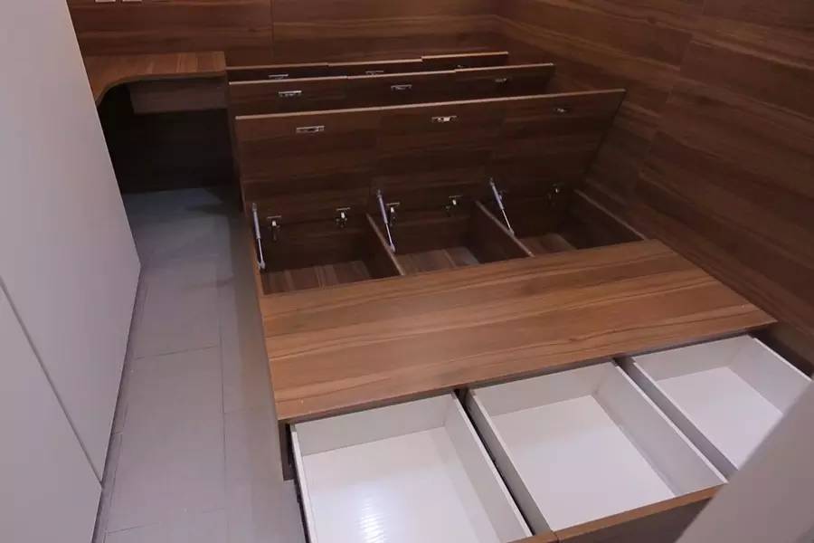 北京二环25㎡小屋，为让女儿回家住，年迈父母坚持睡6㎡露台