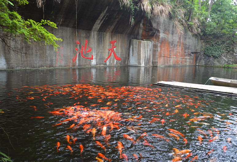 现景区内已改造成由百龙碑长廊,天池观鱼,四叠瀑,石文化展示区,石器