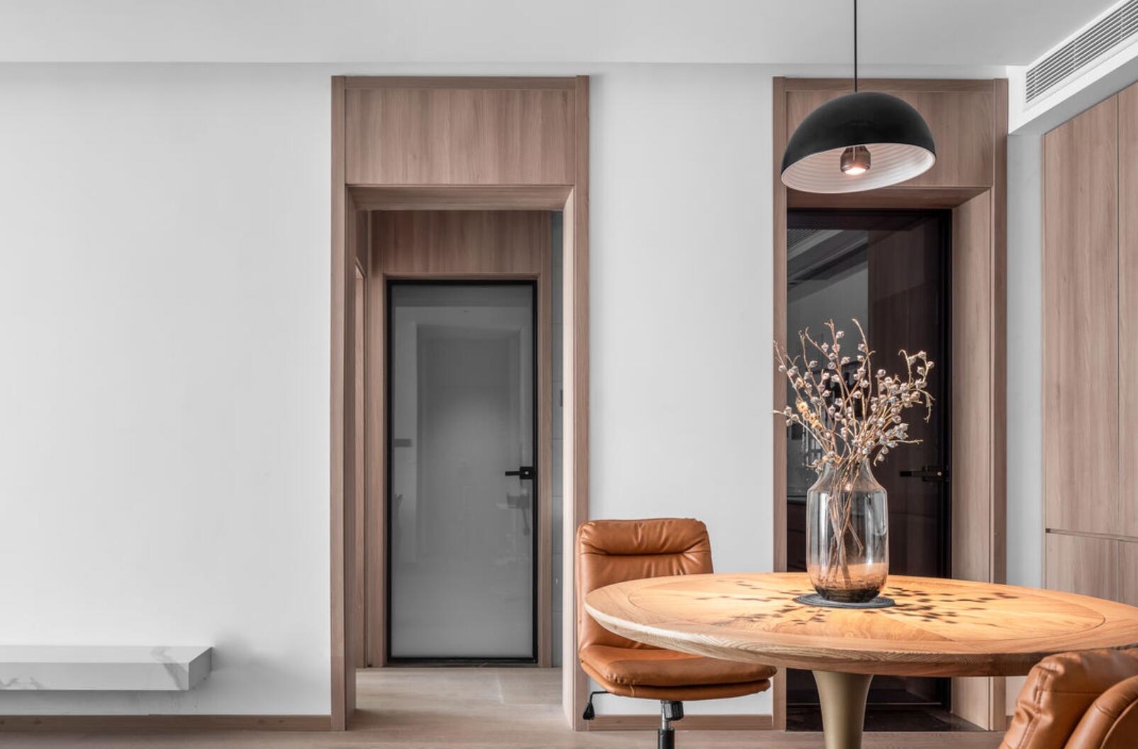 她将门套直接做到顶,看起来确实很大气,自己家也要这样做