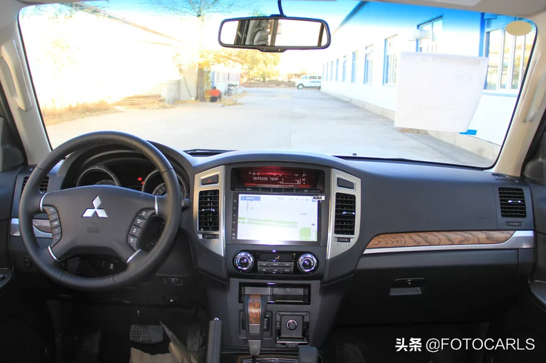 进口三菱帕杰罗3.0L V6实拍，35万起优惠还大，却干不过普拉多？