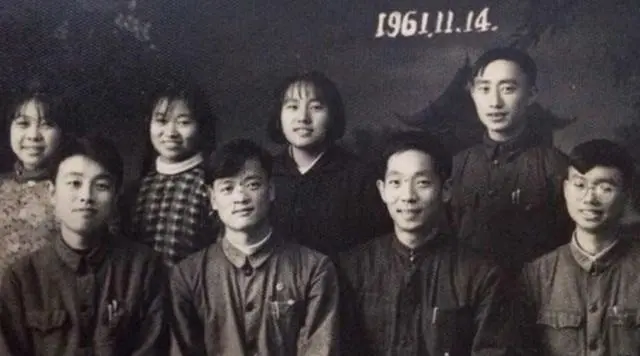 夫人坐轮椅泪别袁隆平:那个宠了她一辈子的人,永远地走了!