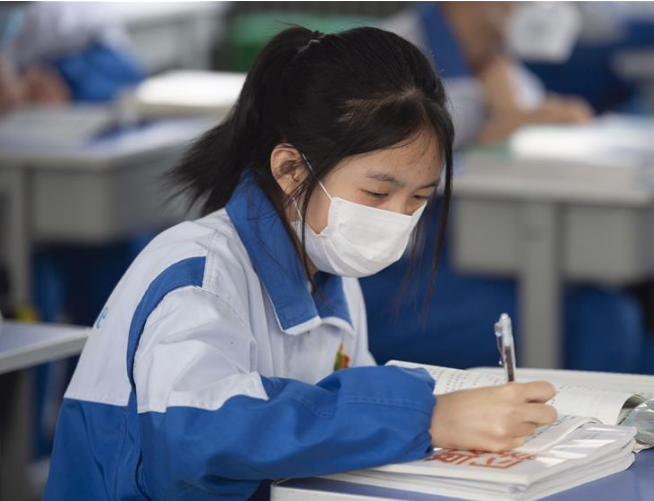 清华美院毕业展惹争议，模特清一色“眯眯眼”，网友评论崇洋媚外