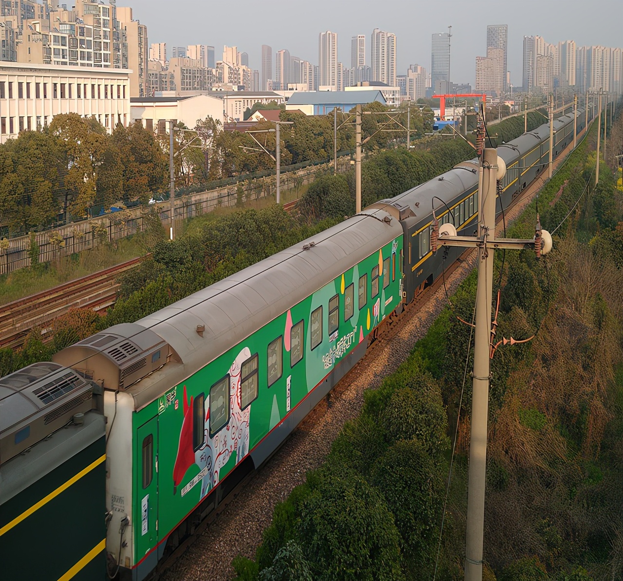 中国高铁每年耗资8000亿，对我国来说是利大于弊，还是弊大于利？