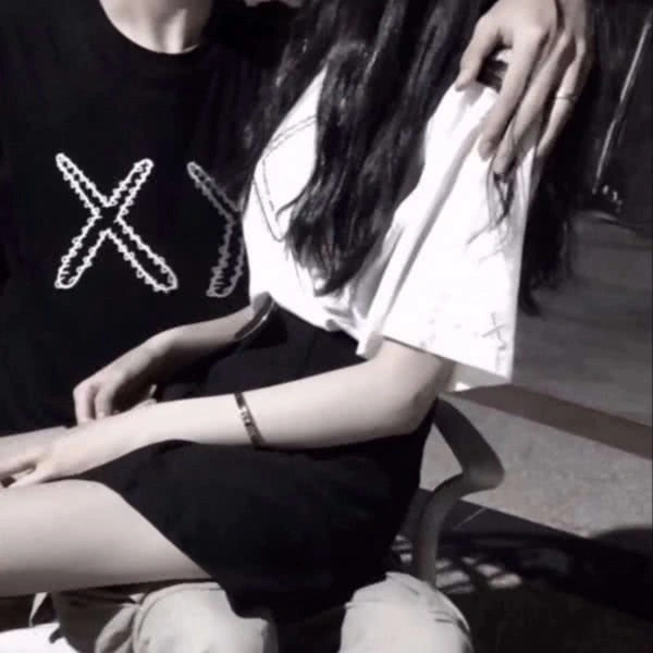 女票突然说“肚肚疼”直男才回“多喝烫水”，高情商3回复撩爆她