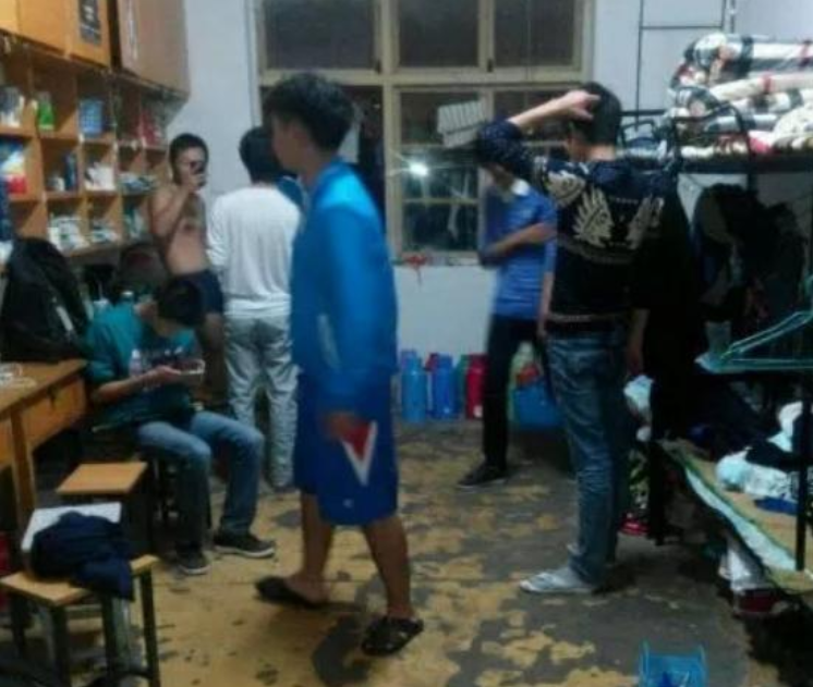 大学“穷酸”寝室排行榜，24人怎么挤一间？空中吊床给你安排好