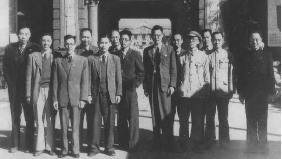 1953年，陈赓筹备哈军工学校时遭遇警察拦车，随后哈尔滨展开严打