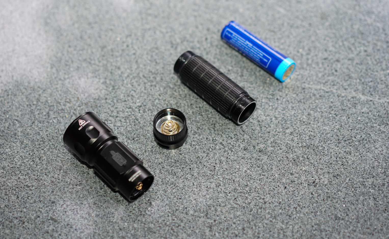 個頭大、亮度夠、續航長，還能變身充電寶！XTAR R30手電筒體驗