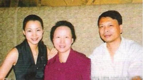 “央视一姐”董卿：连续主持13届春晚，却因赴美生子惨遭网友痛骂