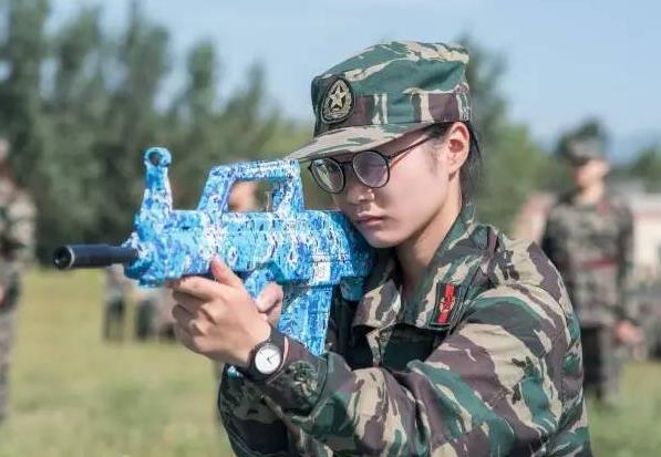 大学军训和高中军训有啥不同？体会过才知道，尤其女生要做好准备
