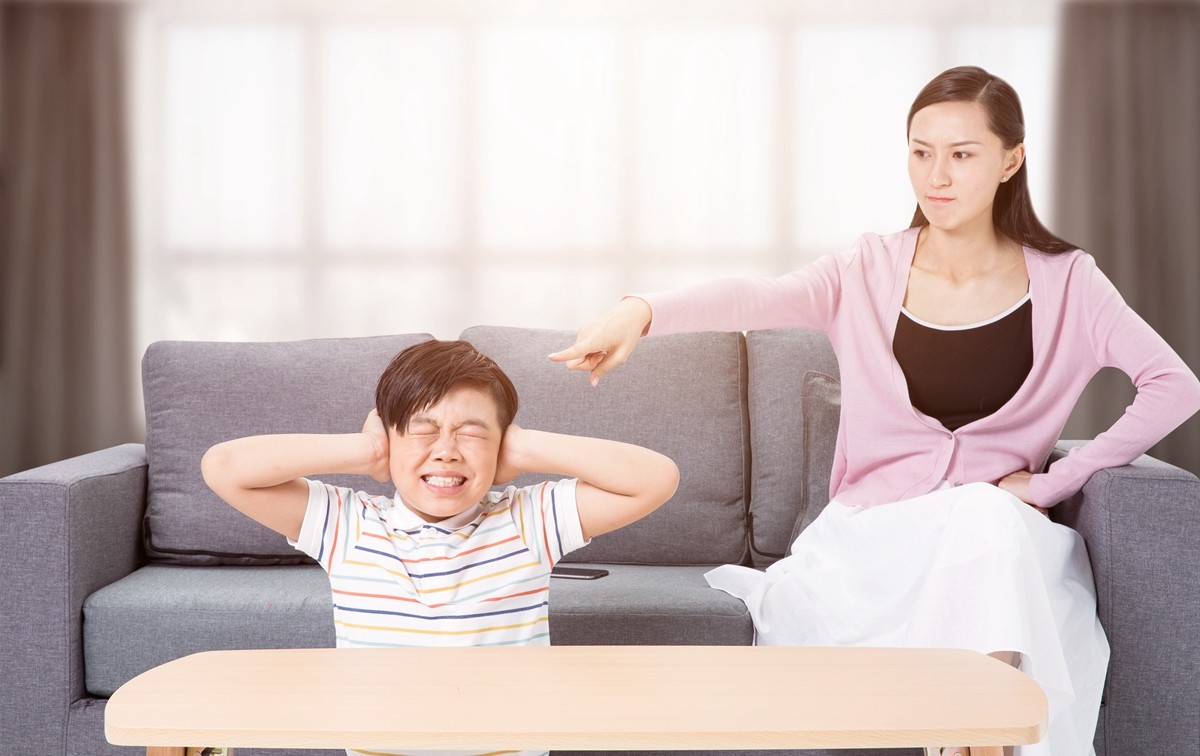 不要一味批判(孩子爱唱反调,父母别一味批评孩子,利用拆屋效应往往能