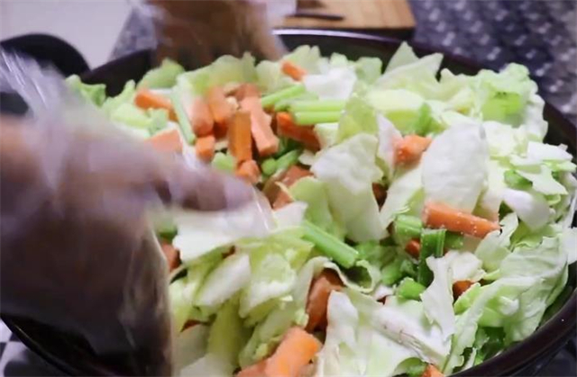 四川泡菜的家庭做法,四川泡菜的家庭做法 最简单的泡菜的做法
