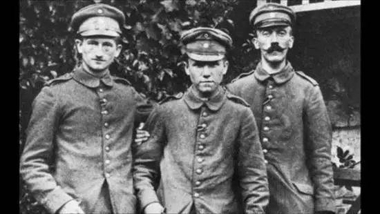 《战争中的希特勒》：早年希特勒：落榜画家，战败老兵，金牌卧底