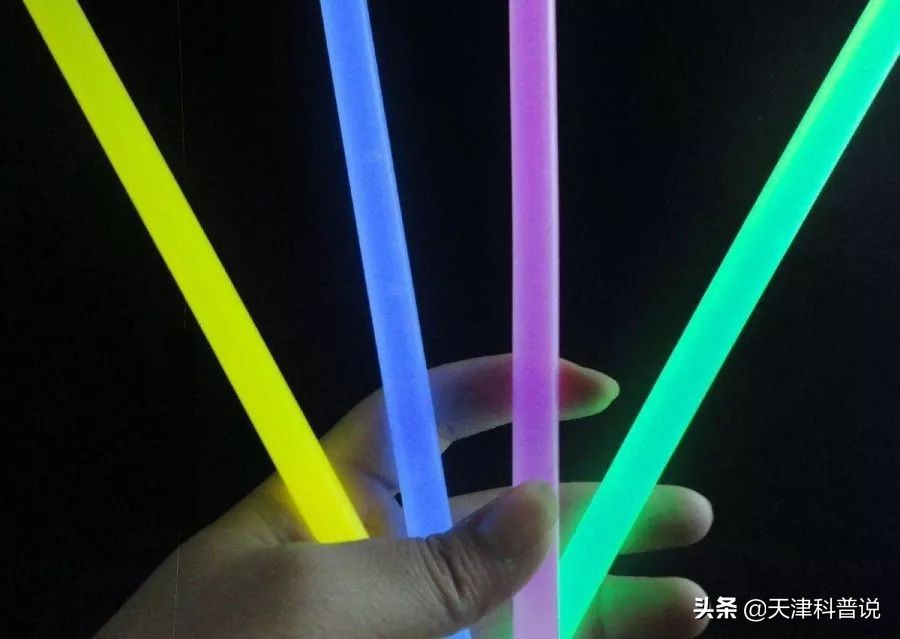 荧光棒为什么弯折后会发光？