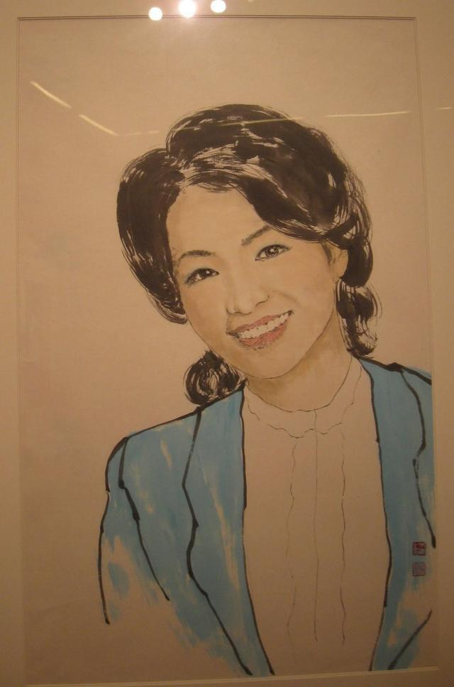 56岁朱军现身聚会，大佬聊天他指点人书法，一幅画曾卖130万