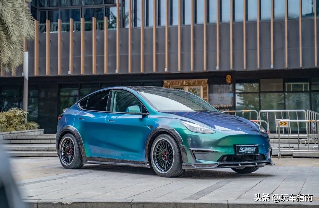 特斯拉Model Y全面改装，碳纤维宽体钻石绿变色膜回头率爆棚