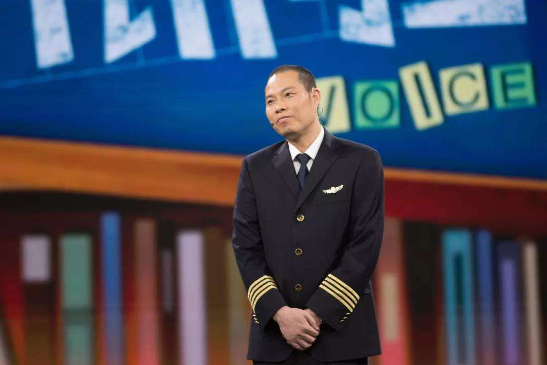 刘传健机长简历他曾在空军服役15年他曾安全飞行13600小时如今他在