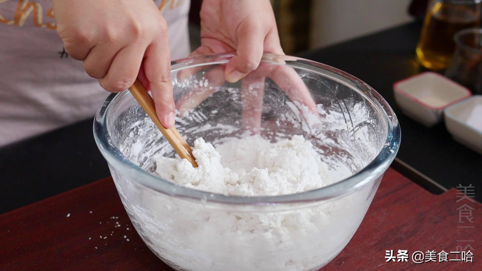 复刻早餐店油炸糕：脆皮、空心、饱满，原来技巧这么简单