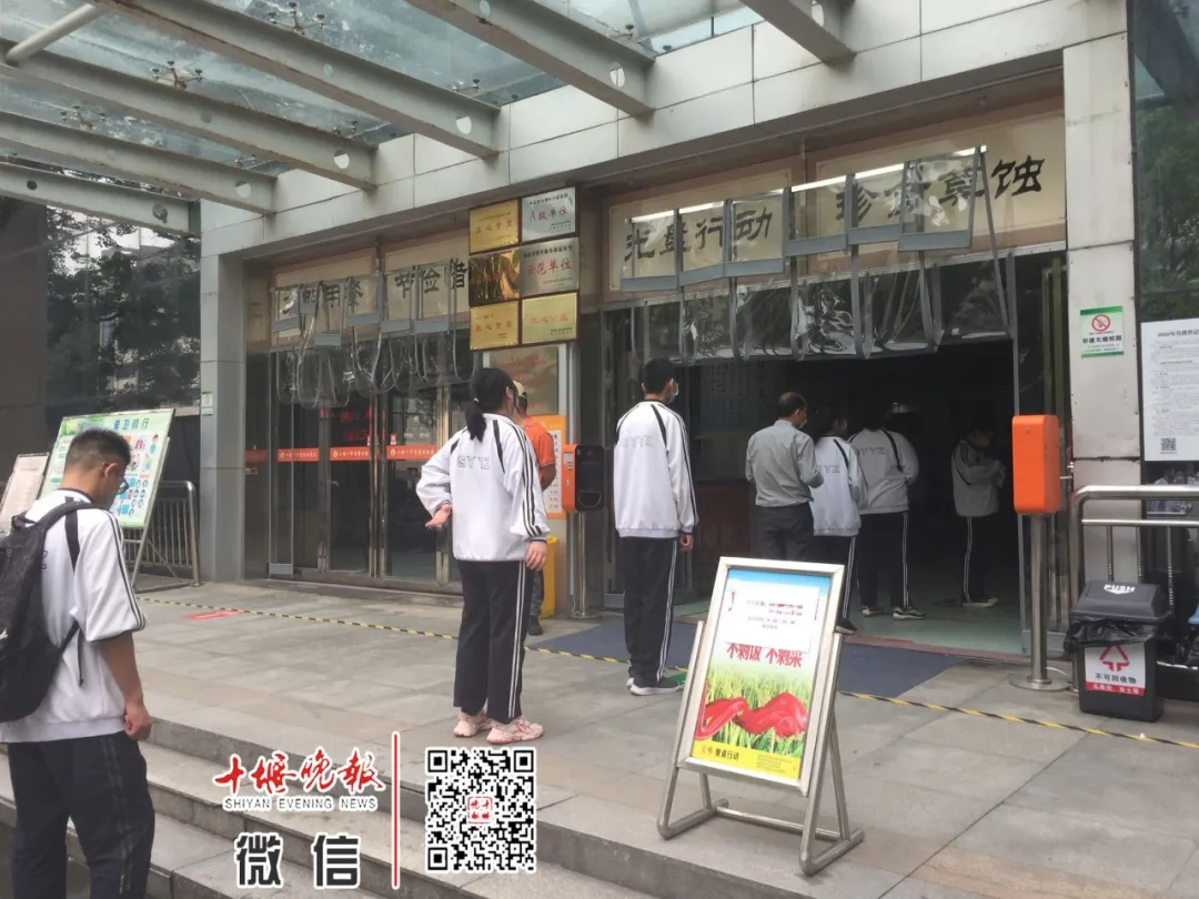 今天开学！刚刚在十堰这些学校拍下，这一幕等了太久