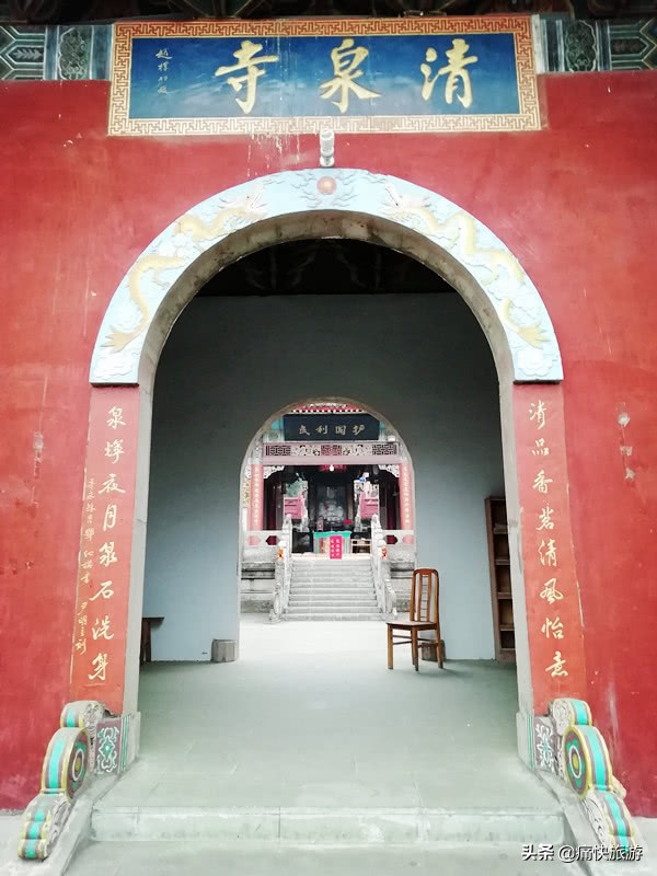 赵朴初题写的"清泉寺"下,一幅以"清泉"二字书写的对联,中间弧形门框上