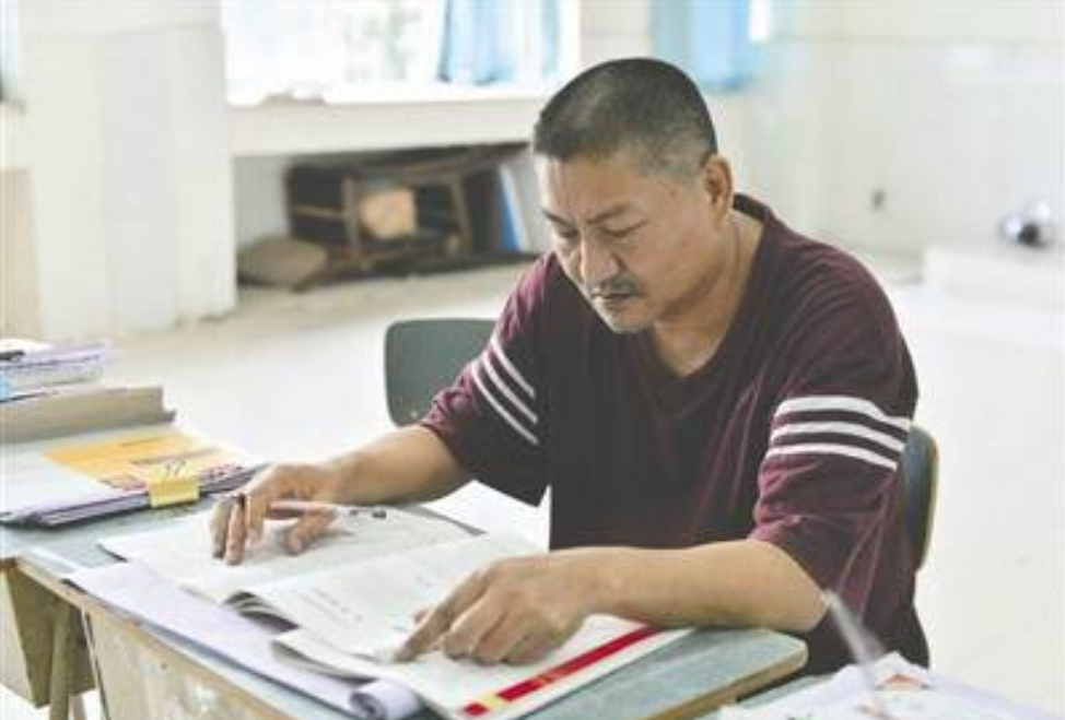 54岁高考钉子户梁实，今年第25次高考403分，称明年要转读文科